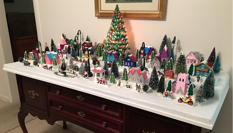 christmas 2017 dolly village right.JPG