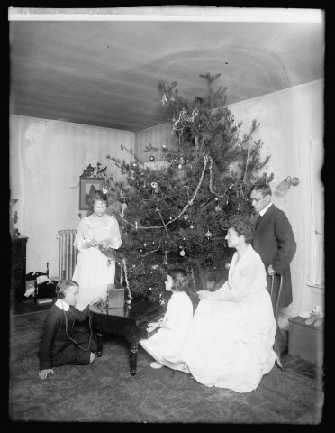 1919 Christmas crystal 
radio