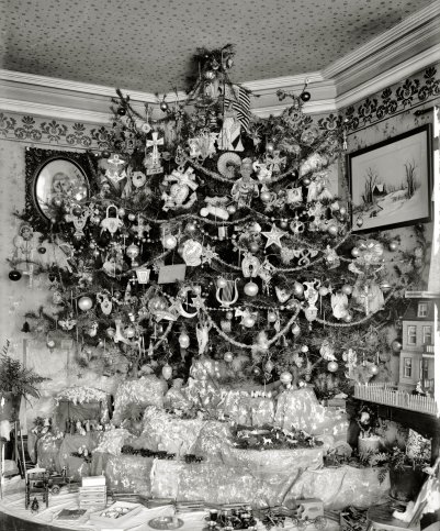 Early 1920s Christmas tree and putz